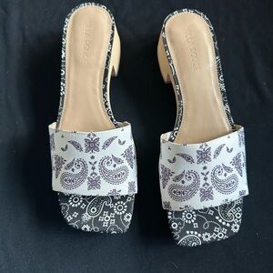 New in the box Women’s Black & White Paisley bandana Slide Sandals 7.5 slides